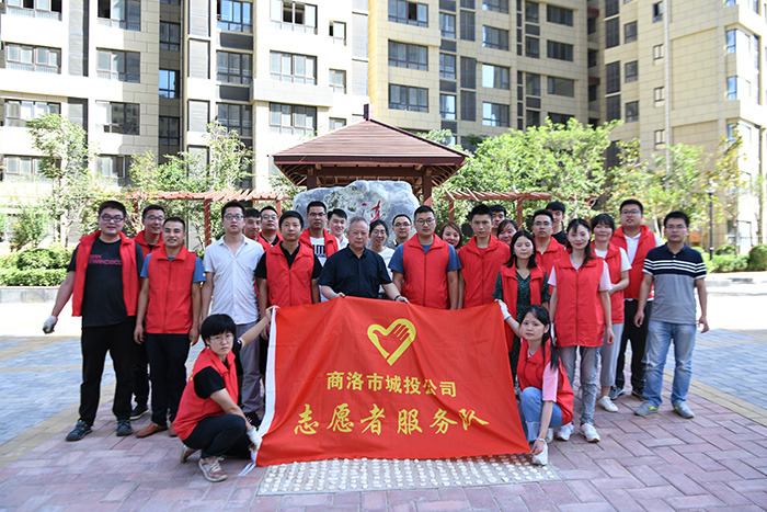 市城投公司組織全體黨員、積極分子、志愿者服務(wù)隊開展義務(wù)鋤草活動