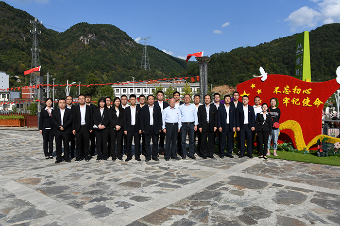 市城投公司赴北寬坪紅色教育基地開展“追夢憶初心——帶著黨旗去參觀” 主題教育志愿者服務(wù)活動