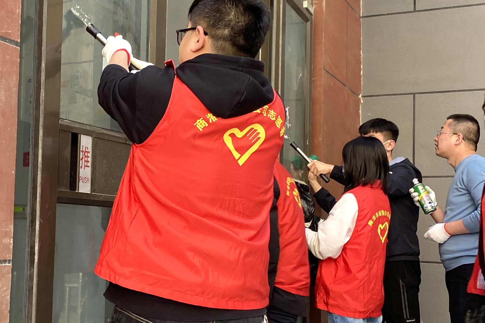 市城投公司組織開展“志愿者服務(wù)進社區(qū)  文明創(chuàng)建我先行”活動