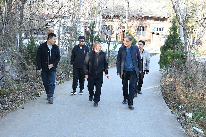 公司黨總支組織開展“我為群眾辦實(shí)事 助民修路解民憂”主題黨日活動(dòng)
